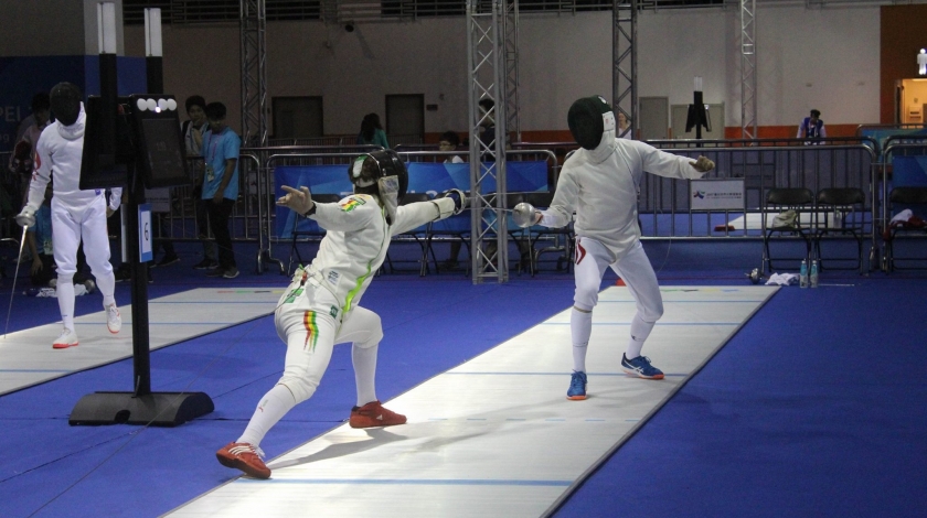 Mão cheia de esgrimistas a caminho de Itália